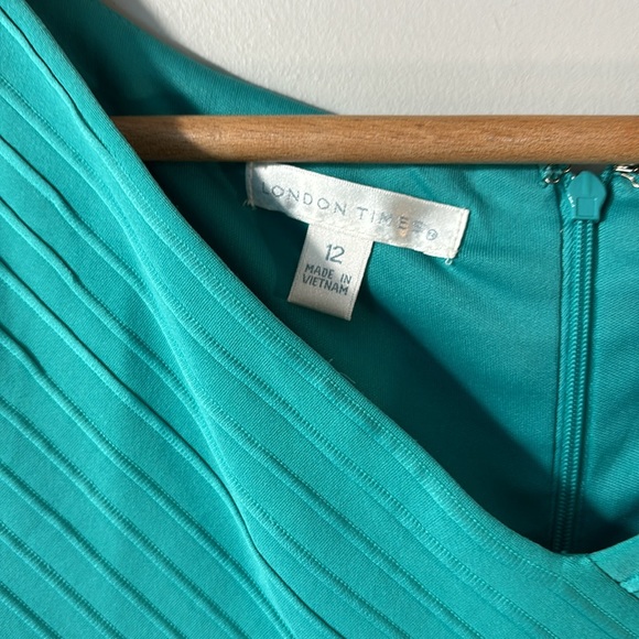 London Times turquoise bodycon midi dress in size 12. Great for travel! - Picture 3 of 6